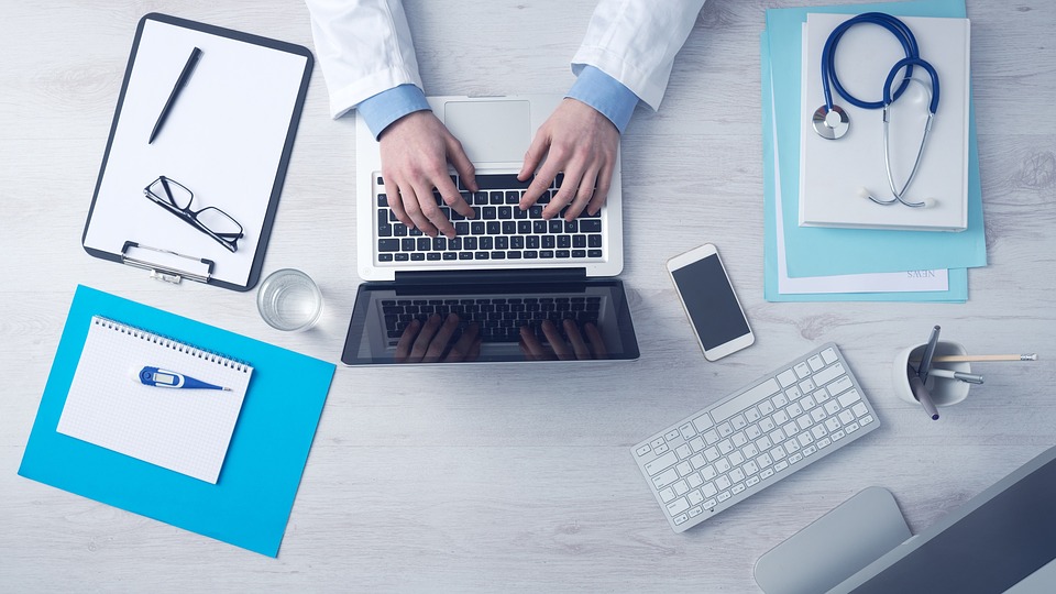Doctor texting another doctor for care coordination